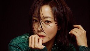 김희선, 핑크단발→흑발로 또 리즈 경신…‘컴퓨터 미인’ 아우라