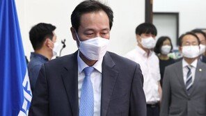 최강욱 ‘6개월 당원권 정지’에 우상호 “좀 센 징계…이럴줄 몰라”