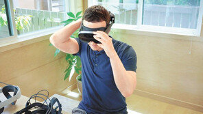 저커버그, ‘사람 시력 1.0급’ VR 기기 공개