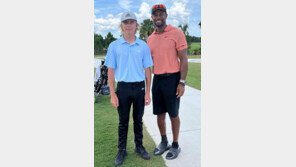 교통사고 흉터 선명한 다리… 우즈 팬들 “이러고도 출전?”