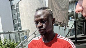 리버풀 떠난 마네, B. 뮌헨 입단 눈앞…유니폼 입고 팬들에 사인