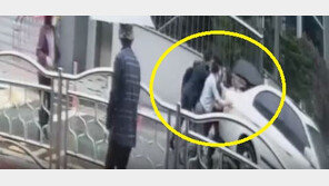 꿈쩍 않던 차량이 들렸다…차량 깔린 남성 구한 시민들(영상)