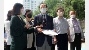 ‘尹대통령’ 사저 아크로비스타 주민, 경찰 진정…“맞불집회 확성기 자제”