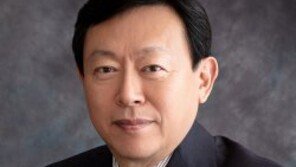 유럽 배터리 시장 직접 챙기는 신동빈 롯데그룹 회장… 헝가리 양극박 공장서 추가 투자 결정