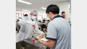 ‘개구리 급식 논란’ 과대학교 급식 분리…“위험 최소화”