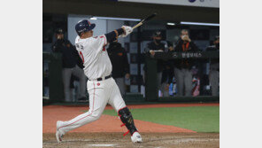 ‘꾸준한 불혹’ 이대호, 기어이 타율 1위로…4할서 추락한 피렐라 추월