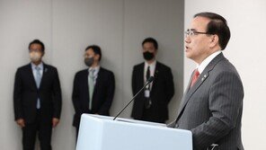 尹, 나토서 우크라 인도적 지원 발표…“무기 우회 지원 안해”