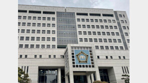 “시진핑 충견” 文 비판 대자보 붙여 벌금형 받은 20대, 2심서 무죄 