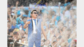 싸이 ‘흠뻑쇼’ 방역 논란에…“KF94 마스크 3장 추가 제공”