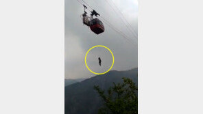 인도 수백미터 상공서 멈춘 케이블카…승객은 외줄 매달려 탈출