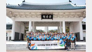 묘비마다 태극기 꽂고 잡초-쓰레기 제거… 순국선열의 희생 잊지 않겠습니다