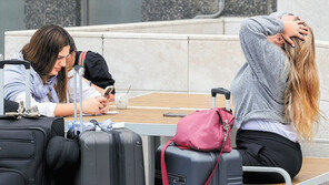 물가 뛰자 임금인상 요구 봇물… 英 철도-벨기에 공항 파업 