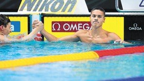 척추 바로잡으려 시작한 수영… 49년 만의 100m-200m 동시 석권