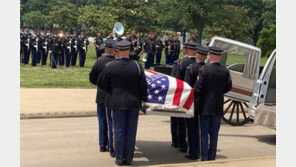 ‘6·25 영웅’ 웨버 대령 성조기-태극기 안고 영면