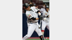 ‘5할 승률’ KT, LG에 짜릿한 역전승…한화 10연패 탈출