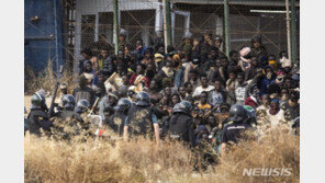 모로코내 스페인령 멜리야로 국경넘던 이민 23명 사망