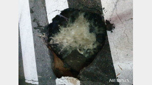 부천 도로서 ‘상수도 파열 추정’ 싱크홀 발생…트럭 앞바퀴 빠져