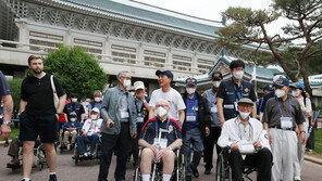 유엔군 참전용사 靑 관람… 시민들 “감사합니다. 오래오래 사세요”