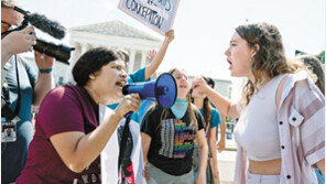 美연방대법원 49년만에 낙태권 폐지… 쪼개진 미국