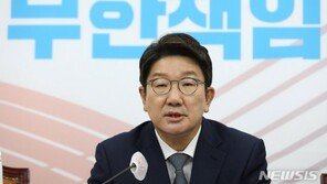 與, 尹첫 해외순방 환송에 권성동만 참석…“자진해서 가는 것”