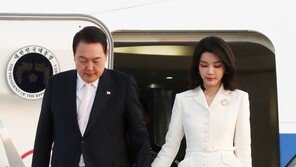 김건희 여사 손 꼭 잡고… 尹대통령, 스페인 도착[청계천 옆 사진관]