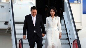 김건희 여사 손 꼭 잡고…尹대통령, 마드리드 도착