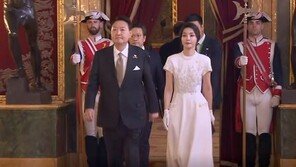 尹대통령-김건희 여사, 검은색 정장-백색 드레스 입고 만찬 참석