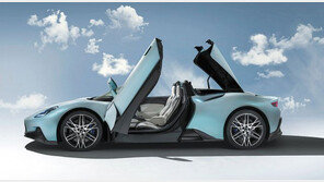 최고 시속 320km… 하늘을 안고 달리는 슈퍼카