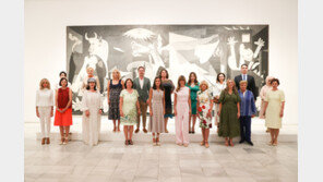 金여사, 분주했던 ‘배우자 외교행보’…궁전 투어, 업사이클링 의류업체 방문