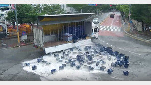 맥주 2000병 와르르…거품 뒤덮인 도로, 그들이 달려왔다(영상)