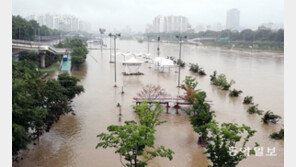 한강 잠수교 2년만에 전면통제… 서울 100mm 물폭탄