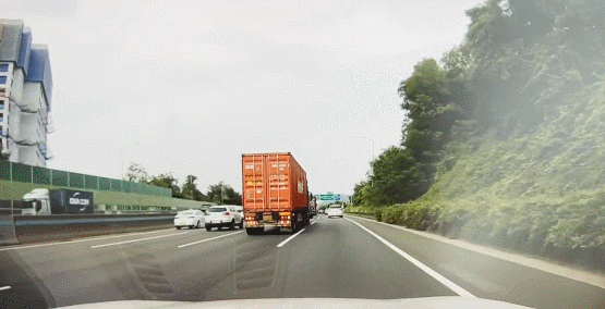 고속도로서 갑자기 터진 소화기…“수류탄 떨어진 줄” (영상)