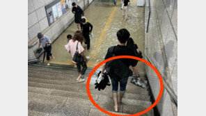 ‘극한 출근’  K-직장인…세류역 침수에 맨발로 ‘첨벙첨벙’ (영상)