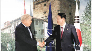 尹, 폴란드 대통령에 원전책자 건네고… 호주 총리에 “광물 협력” 