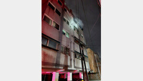 거실서 충전중이던 킥보드서 불나…1명 부상·17명 대피