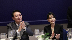 尹대통령 부부, 다자외교 데뷔전 마치고 오늘 귀국