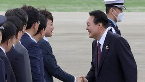 [단독]이준석, 공항에 尹귀국 마중…‘尹心과 거리 좁히기’ 나서나