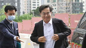 ‘노타이에 백팩’ 첫 출근 김동연의 다짐 “도민 삶 윤택하게”