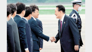 ‘윤심 잡기’ 영접 나간 이준석… 尹 “李대표도 나오셨네” 3초 악수 