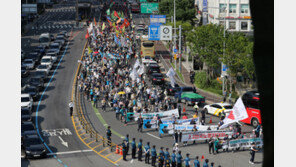 민주노총, 용산 집무실 행진…尹정부 출범 후 첫 대규모 집회
