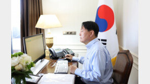 尹, 텅 빈 모니터·백지 보며 업무?…대통령실 “보안 문제로”