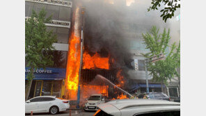 군산 수송동 5층 상가 건물서 불…시뻘건 화염 건물 뒤덮어