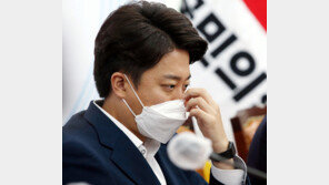 이준석, 최고위 회의서 마이크 치우고 발언 안해 