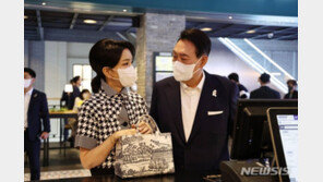 ‘김정숙 여사 옷값’ 소송 단체 “尹대통령 부부 영화비 공개하라”