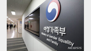 권선동, ‘버터나이프 크루’ 공개 저격…여가부 “할말없다”