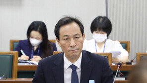 ‘文정부 검찰총장’ 출신 尹, 전 정권 인사 비판…우상호 “자기 디스”