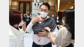 ‘아기띠’ 맨 尹대통령 “여성경제인 더 많아야 미래 밝아져”