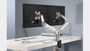 스마트 오피스의 완성은 책상, '모니터 암·모션 데스크'가 떠오른다