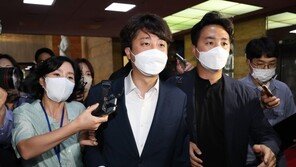 이준석 “윤핵관에서 공격 들어와…대통령은 당무 개입 안해”