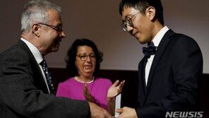 尹, 필즈상 수상 허준이 교수에 축전 “인류지성 길 밝히는 나침반”